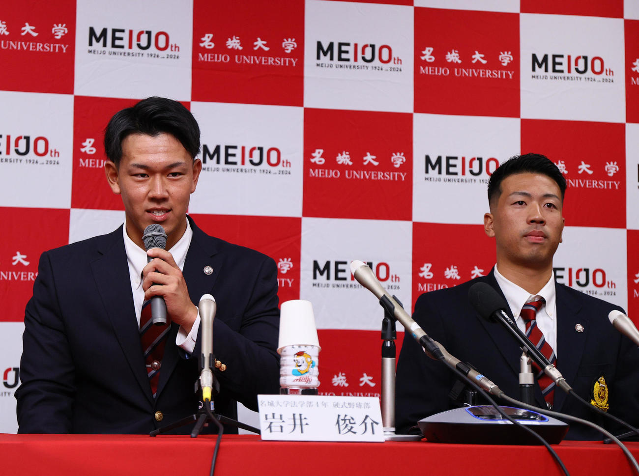 ソフトバンク2位指名を受け、喜びを語る名城大の岩井（左）とDeNA2位指名の名城大の松本（撮影・上山淳一）