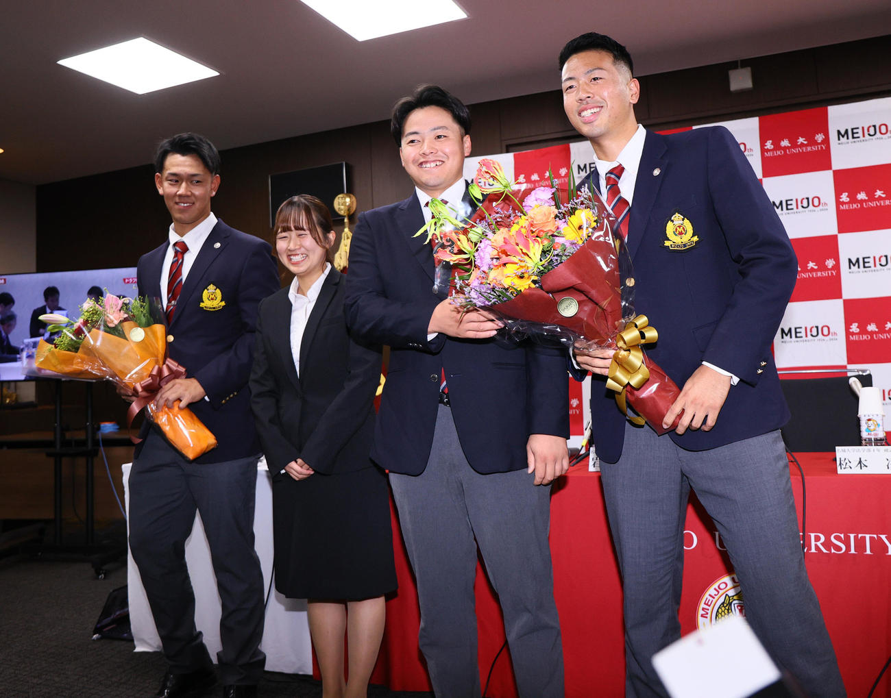 仲間から花束を受け取り記念撮影するソフトバンク2位の名城大の岩井（左）とDeNA2位の名城大の松本（右）（撮影・上山淳一）