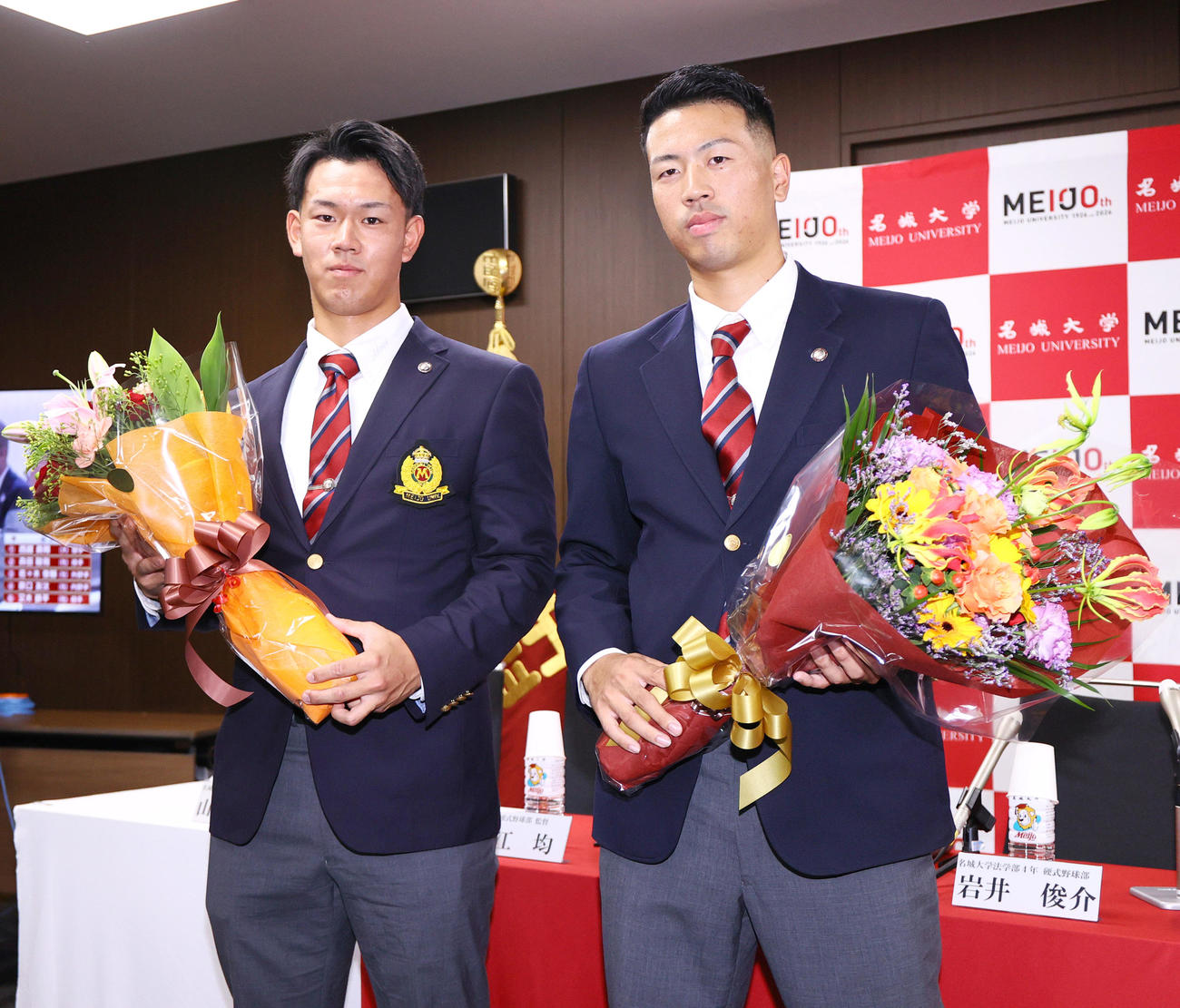 仲間から花束を受け取り記念撮影するソフトバンク2位の名城大の岩井（左）とDeNA2位の名城大の松本（撮影・上山淳一）