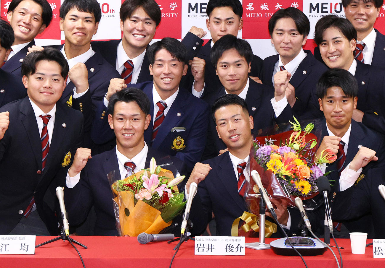 仲間と記念撮影に収まるソフトバンク2位の名城大の岩井（手前左）とDeNA2位の名城大の松本（手前右）（撮影・上山淳一）