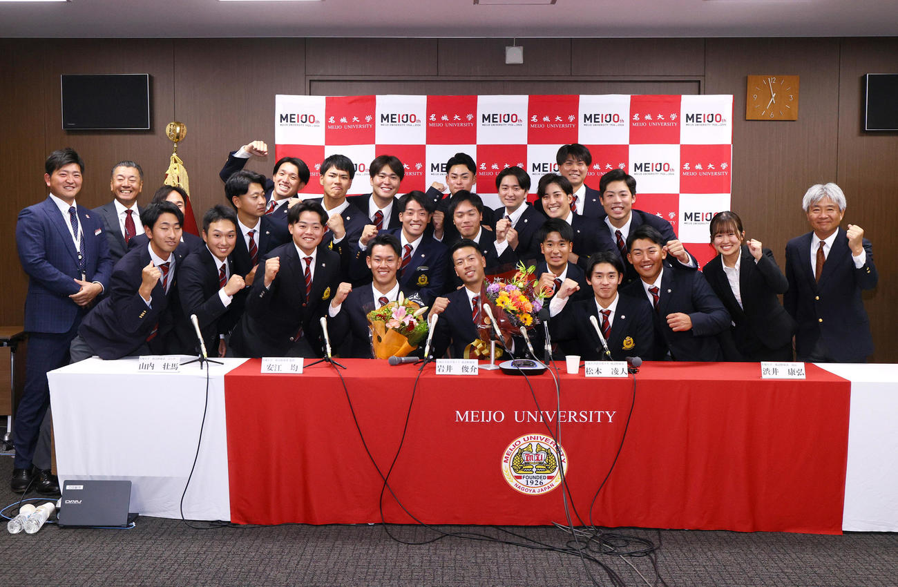 仲間と記念撮影に収まるソフトバンク2位の名城大の岩井とDeNA2位の名城大の松本（撮影・上山淳一）