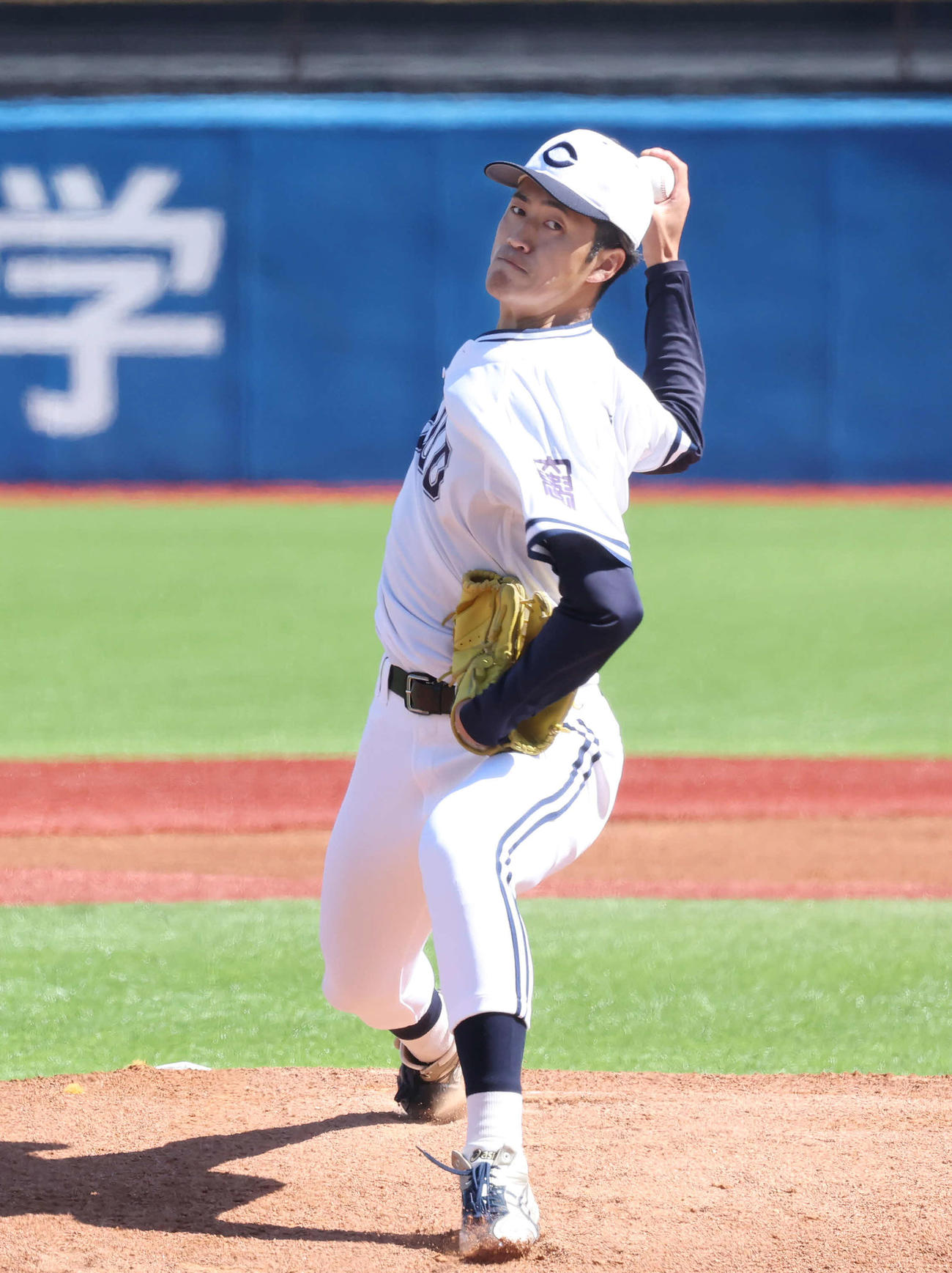 4月、駒大戦で力投する中大・西舘