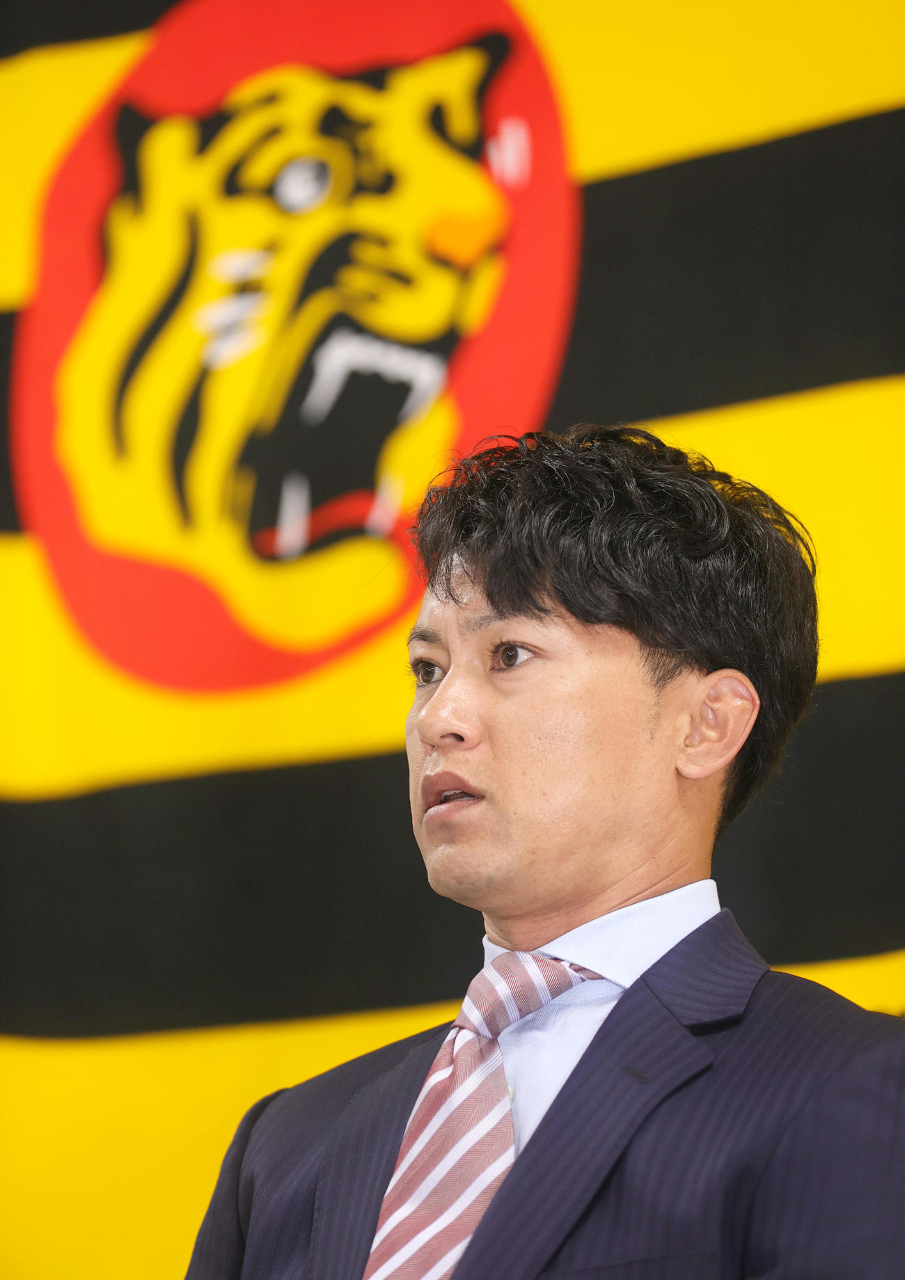 阪神コーチ就任会見で話す上本氏（撮影・上山淳一）