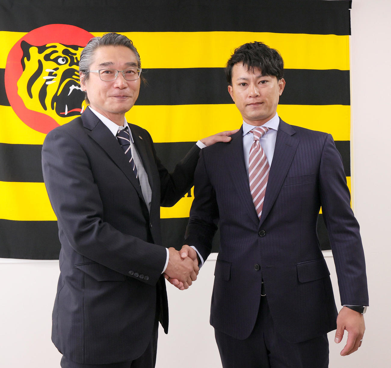 阪神のコーチ就任した上本氏（右）と嶌村球団本部長（撮影・上山淳一）