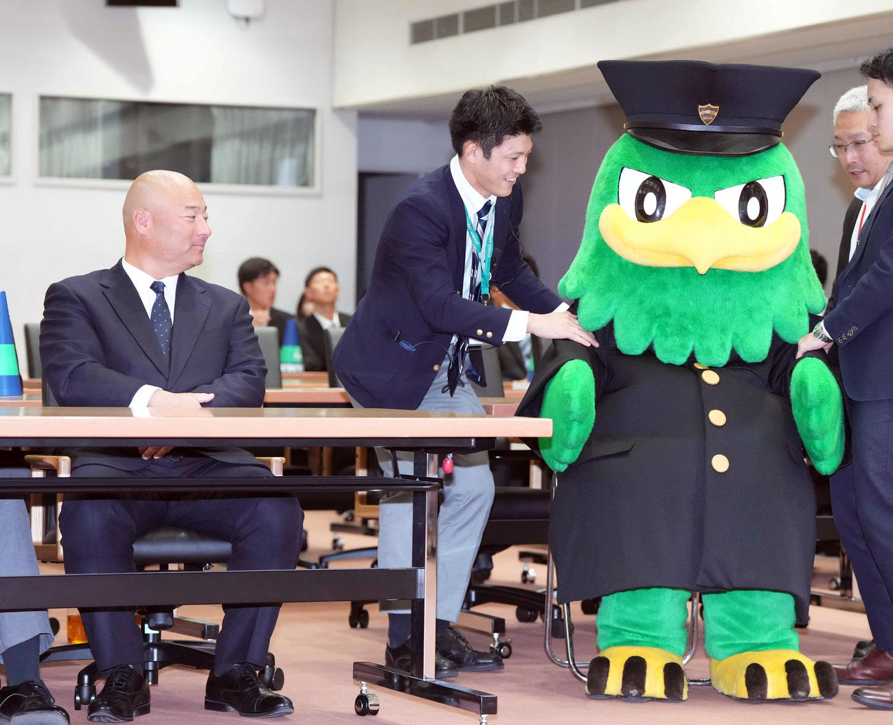 青山キャンパス内の会見場でドラフト会議の放送開始を待つ青学大・安藤監督（左）とマスコットのイーゴくん（撮影・狩俣裕三）