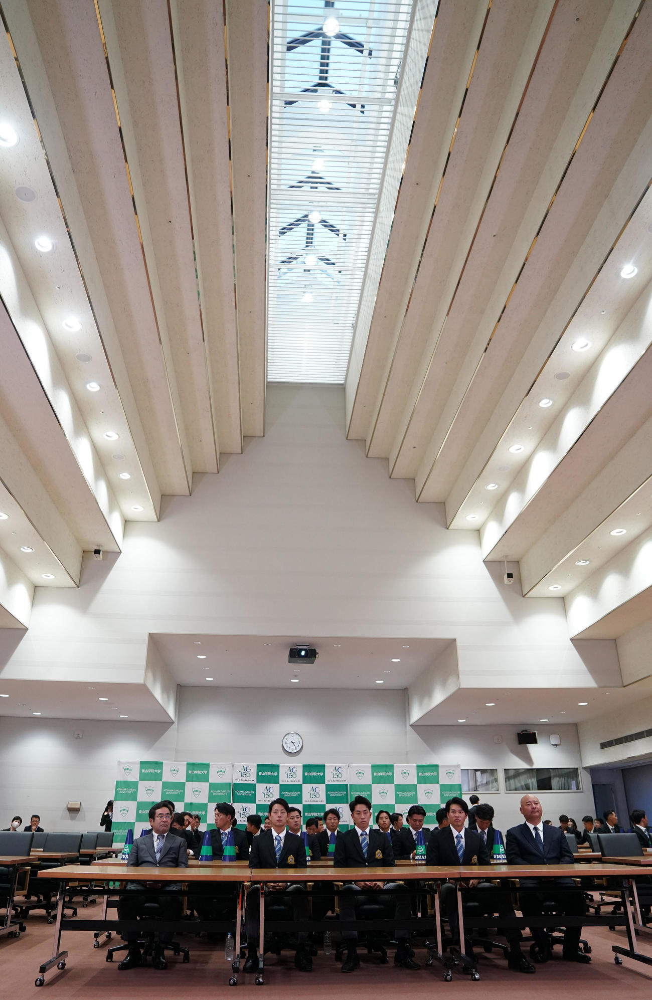 青山キャンパス内の会見場でドラフト会議の放送開始を待つ青学大・高橋部長、下村、常広、中島、安藤監督（撮影・狩俣裕三）