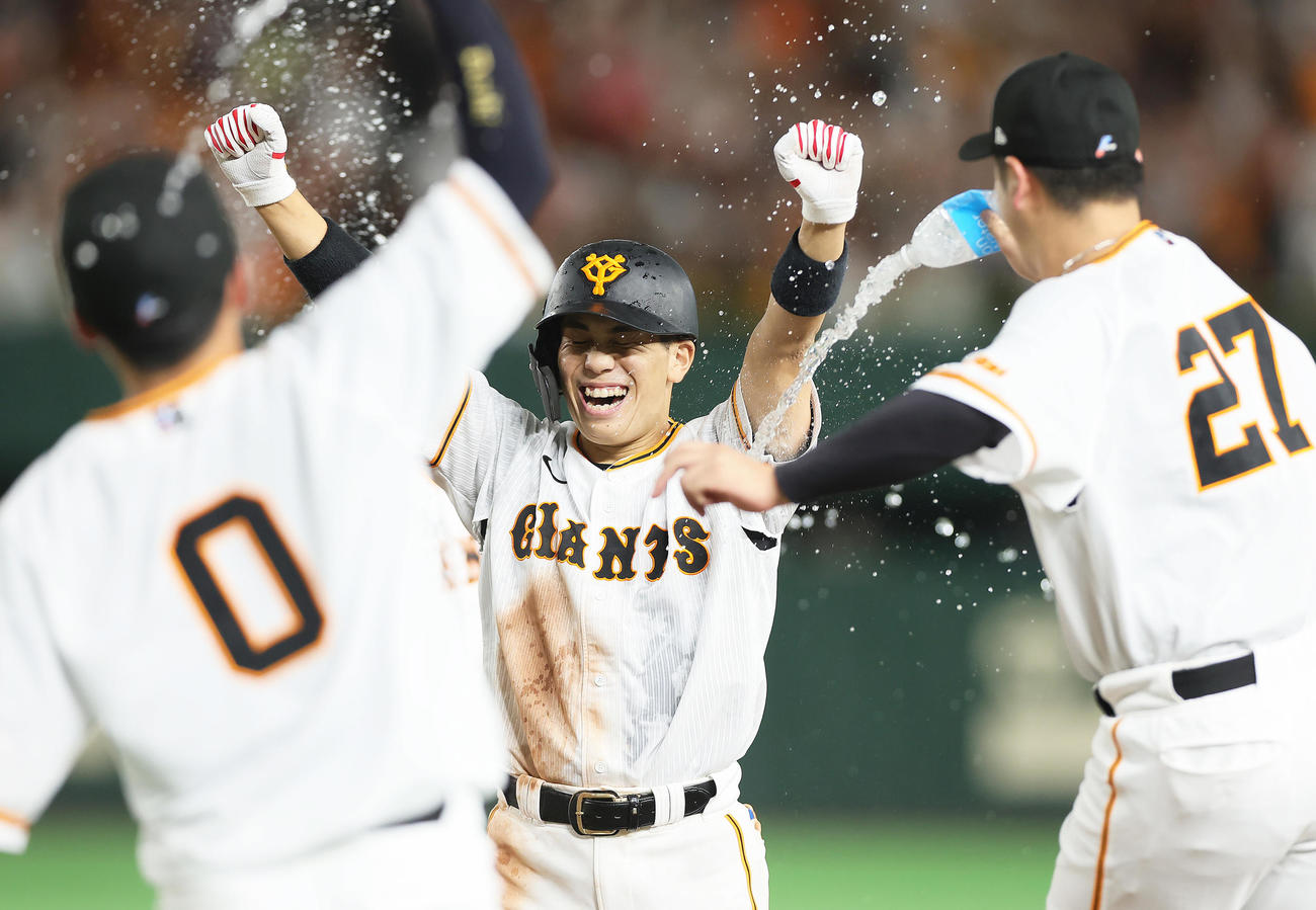 9月17日、巨人対ヤクルト　門脇はサヨナラ打を放ちウオーターシャワーを浴びる