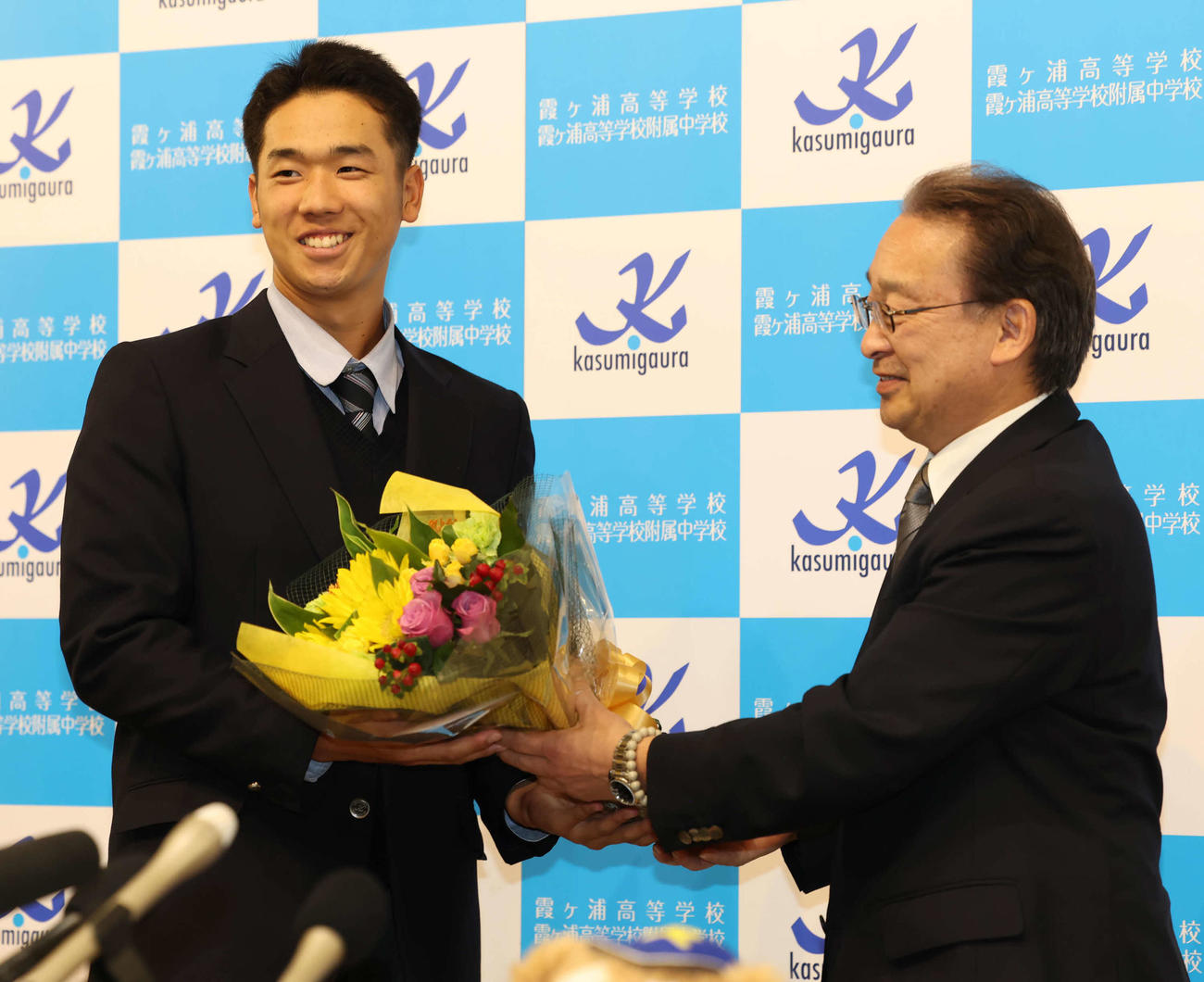 ロッテからの3位指名を受け阿見町の千葉町長から花束を受け取る木村（撮影・丹羽敏通）