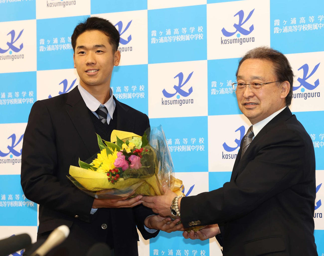 ロッテからの3位指名を受け阿見町の千葉町長から花束を受け取る木村（撮影・丹羽敏通）