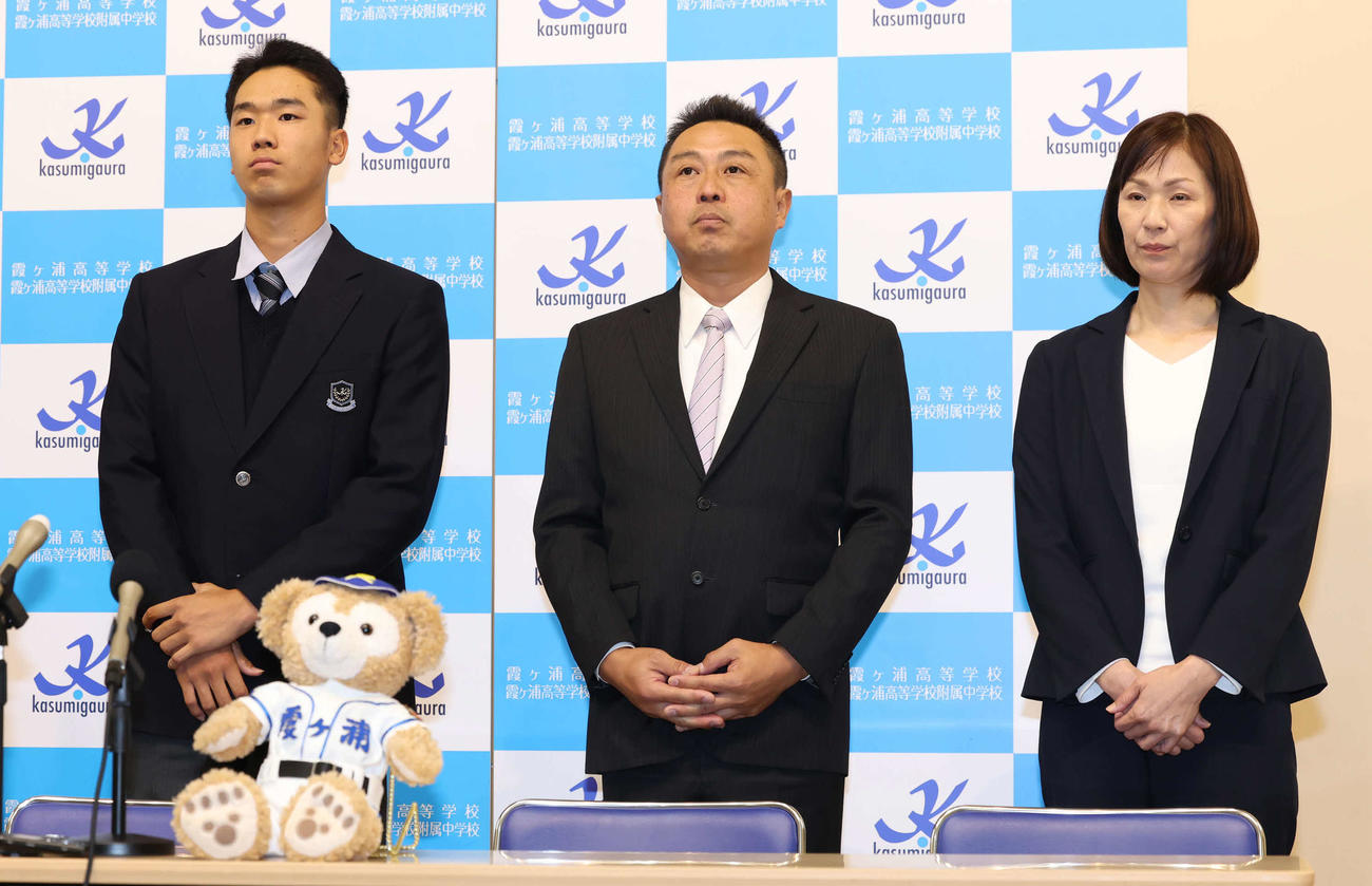 ロッテから3位指名を受けて両親と記者会見に臨む木村（撮影・丹羽敏通）