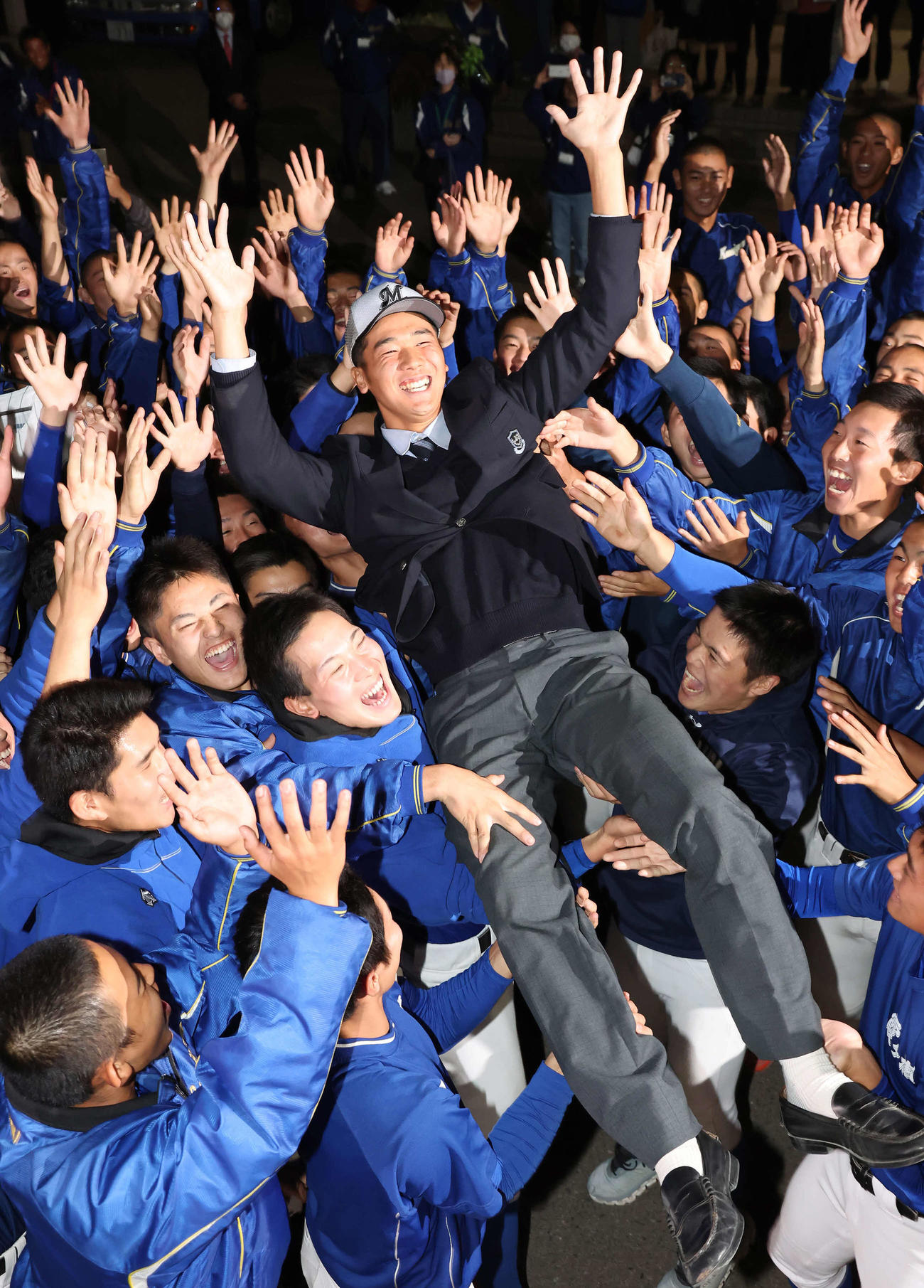 ロッテから3位指名を受け野球部の仲間から胴上げされる木村（撮影・丹羽敏通）