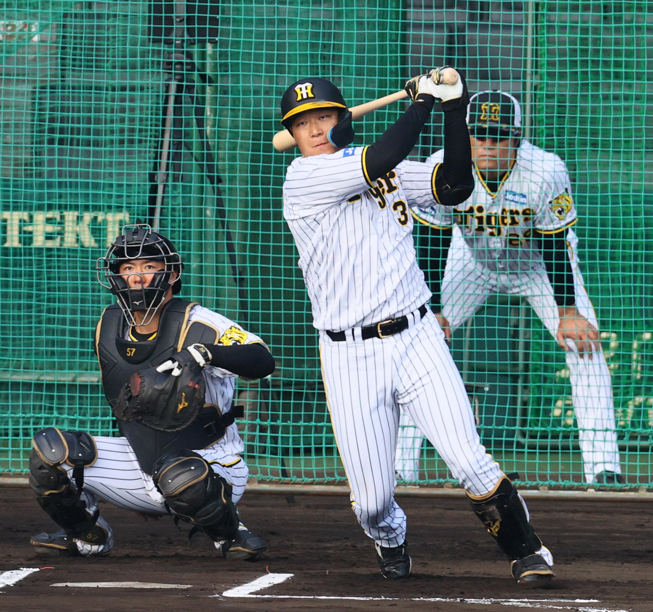 シート打撃で中前打を放つ阪神大山（撮影・上山淳一）