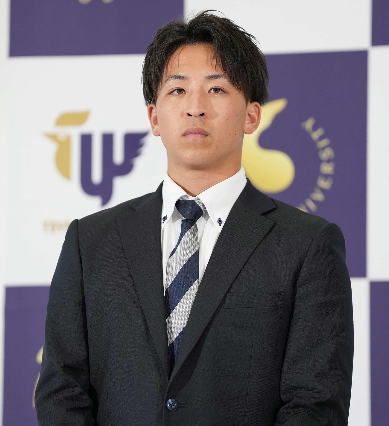 会見場でドラフト指名を待つ東洋大・細野（撮影・鈴木みどり）