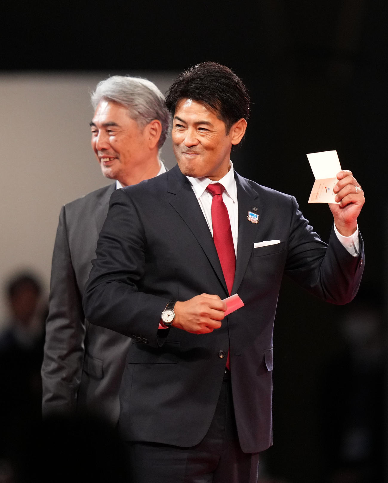 東洋大・細野への交渉権を獲得し笑顔を見せる日本ハム稲葉GM。左はロッテ吉井監督（撮影・横山健太）