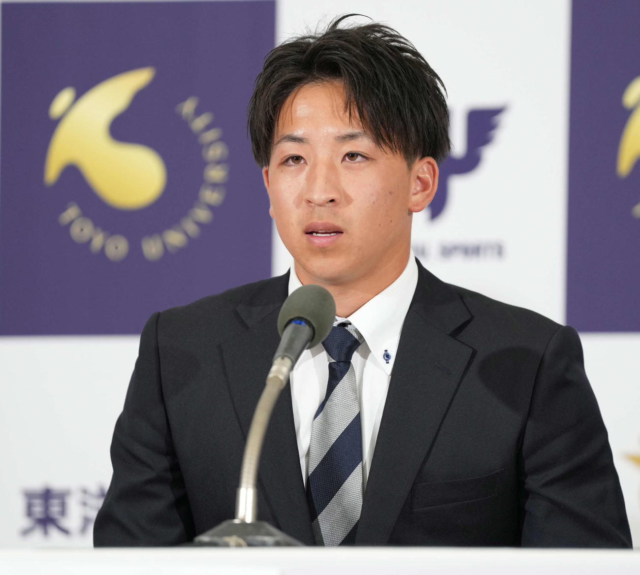日本ハムにドラフト1位で指名され、会見する東洋大・細野（撮影・鈴木みどり）