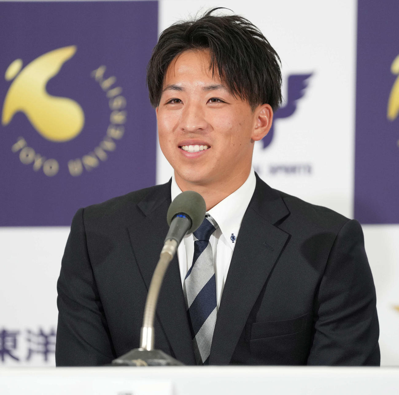 日本ハムにドラフト1位で指名され、笑顔で会見する東洋大・細野（撮影・鈴木みどり）