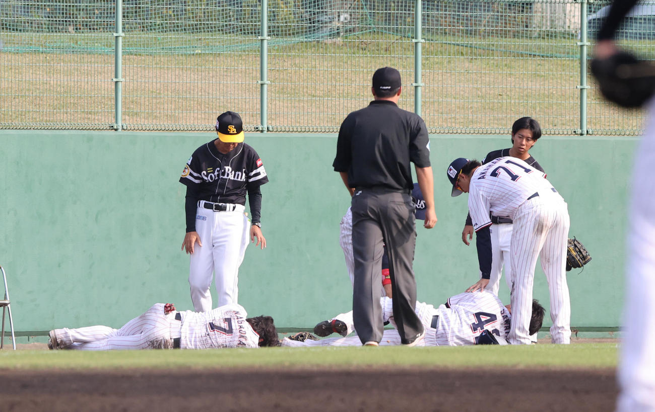 24日、ヤクルト対ソフトバンク　8回表ソフトバンク1死、野村勇の打球を追い長岡三塁手と沢井左翼手がぶつかりあう、動けない