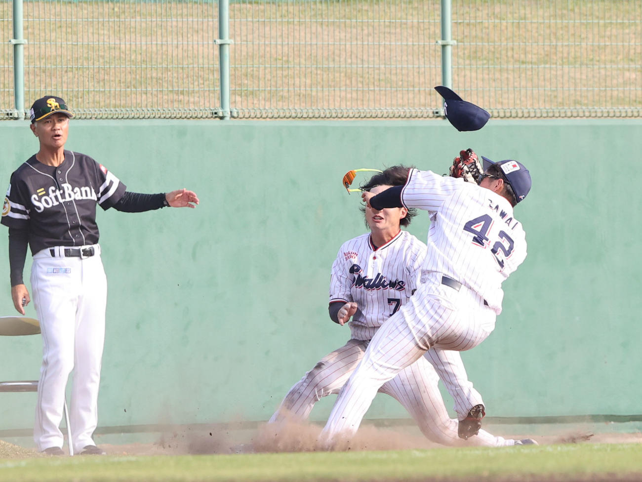 24日、ヤクルト対ソフトバンク　8回表ソフトバンク1死、野村勇の打球を追い長岡三塁手と沢井左翼手がぶつかりあう、動けない