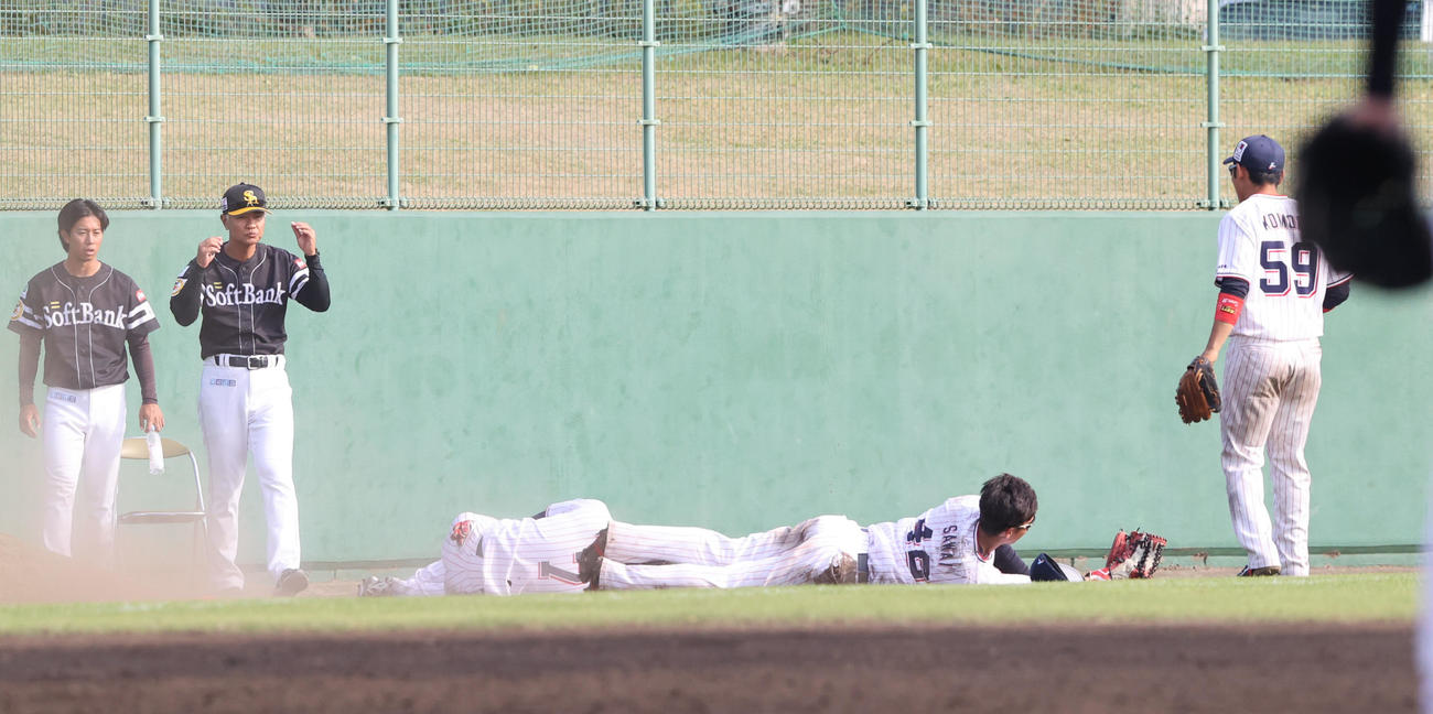 24日、ヤクルト対ソフトバンク　8回表ソフトバンク1死、野村勇の打球を追い長岡三塁手と沢井左翼手がぶつかりあう、動けない