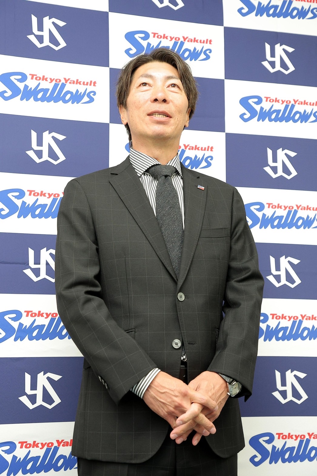 スカウト会議後に取材に応じるヤクルト高津監督