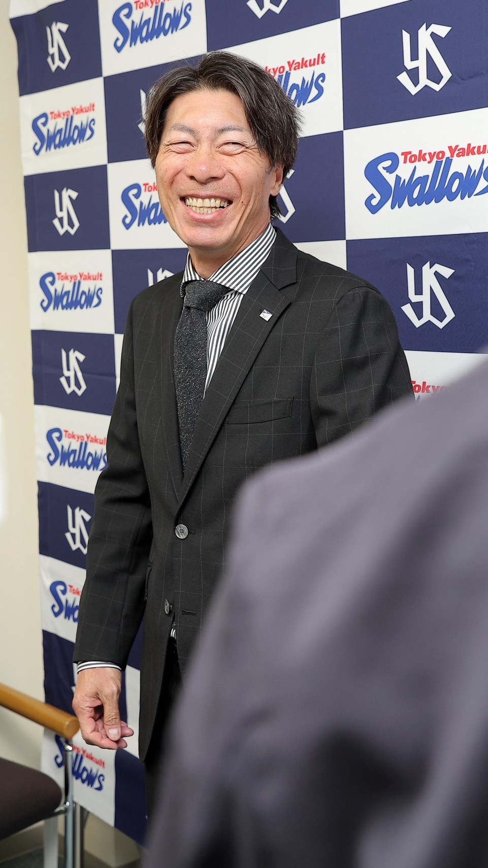 スカウト会議後に笑顔で取材に応じるヤクルト高津監督