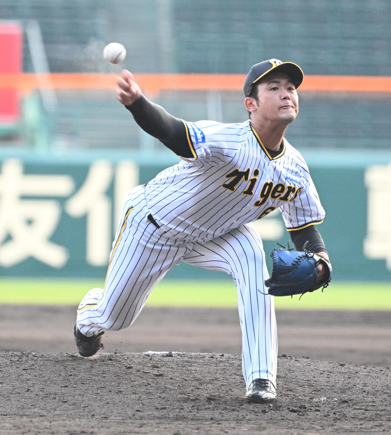 シート打撃に登板する阪神岡留（撮影・和賀正仁）