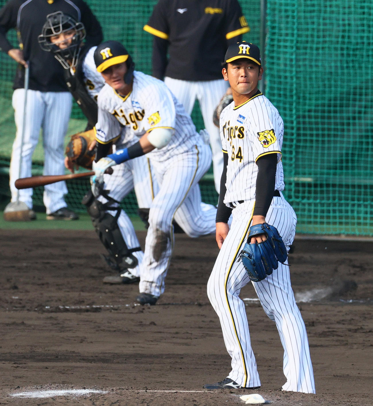 シート打撃に登板する阪神岡留（手前）（撮影・上山淳一）