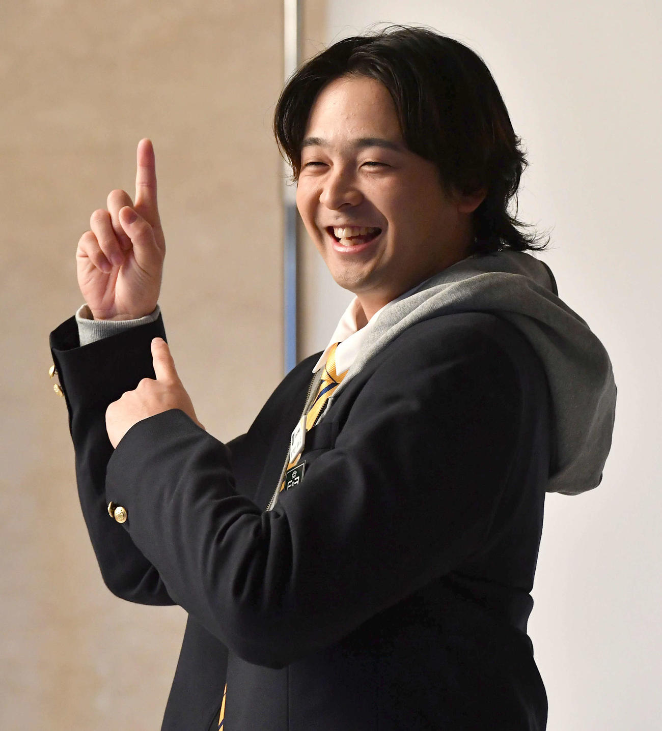 ファンフェスティバル「鷹奉祭2023」のPV撮影を行う川瀬（撮影・岩下翔太）