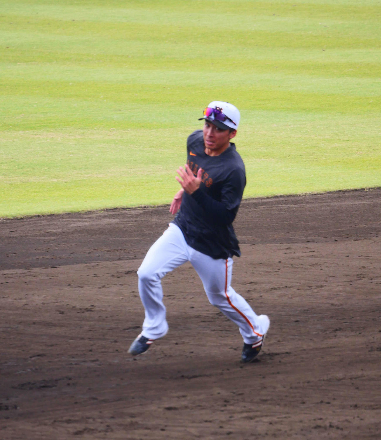 走塁練習をする巨人増田大（撮影・上田悠太）