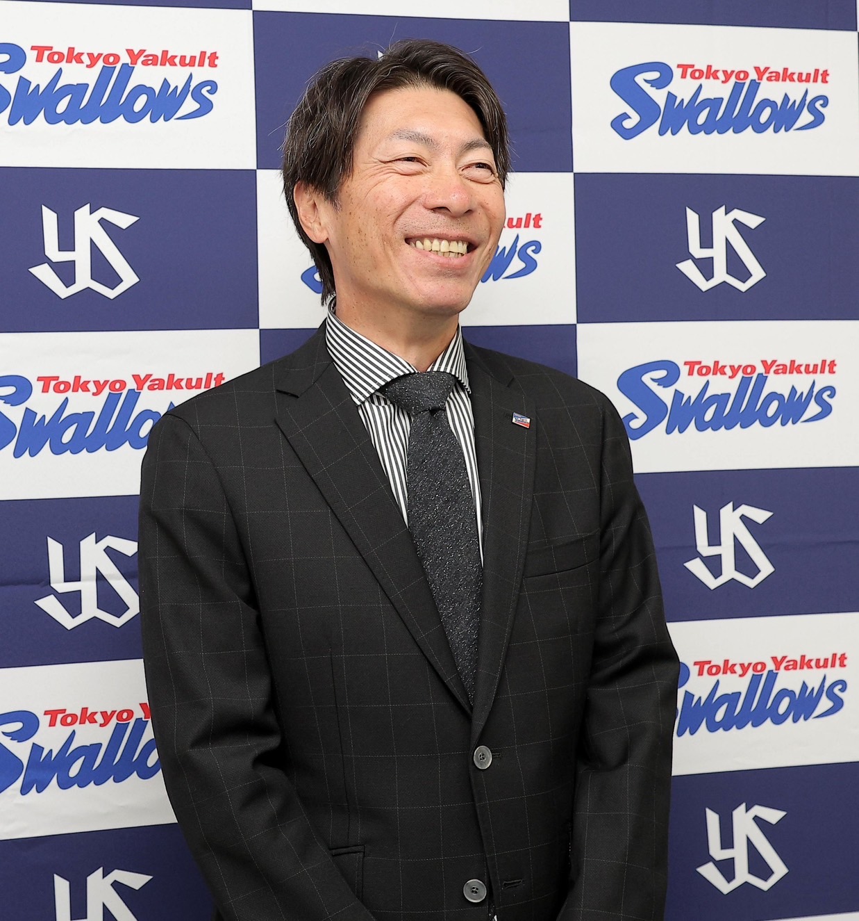 スカウト会議後に笑顔で取材に応じるヤクルト高津監督