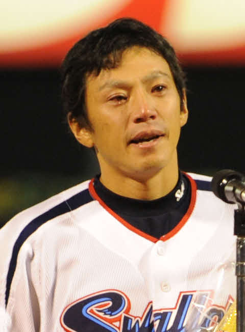 2008年10月、引退試合でファンにあいさつするヤクルト度会博文
