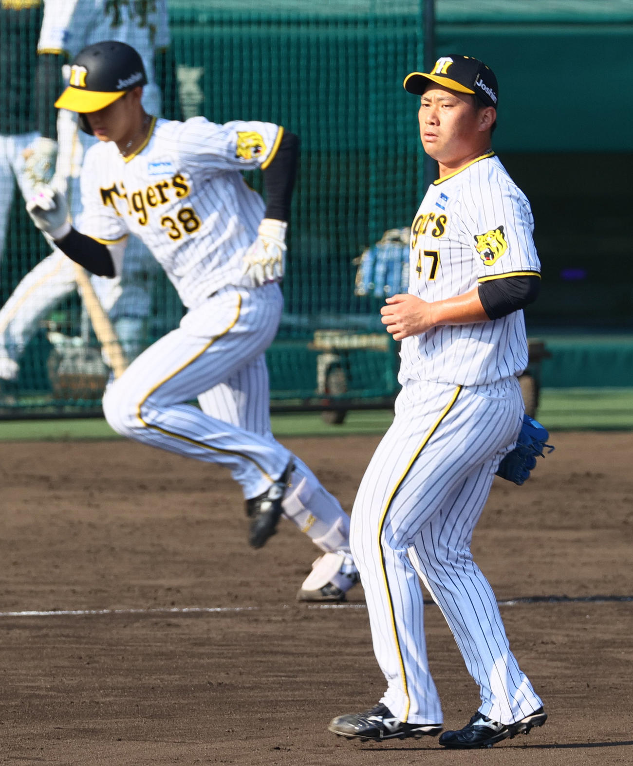 シート打撃に登板する阪神桐敷。左は小幡（撮影・上山淳一）