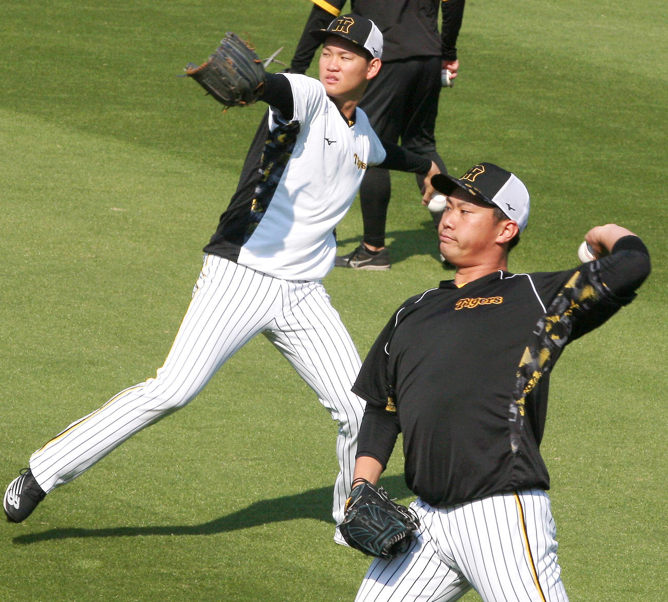 キャッチボールする及川（左）と桐敷（撮影・上山淳一）