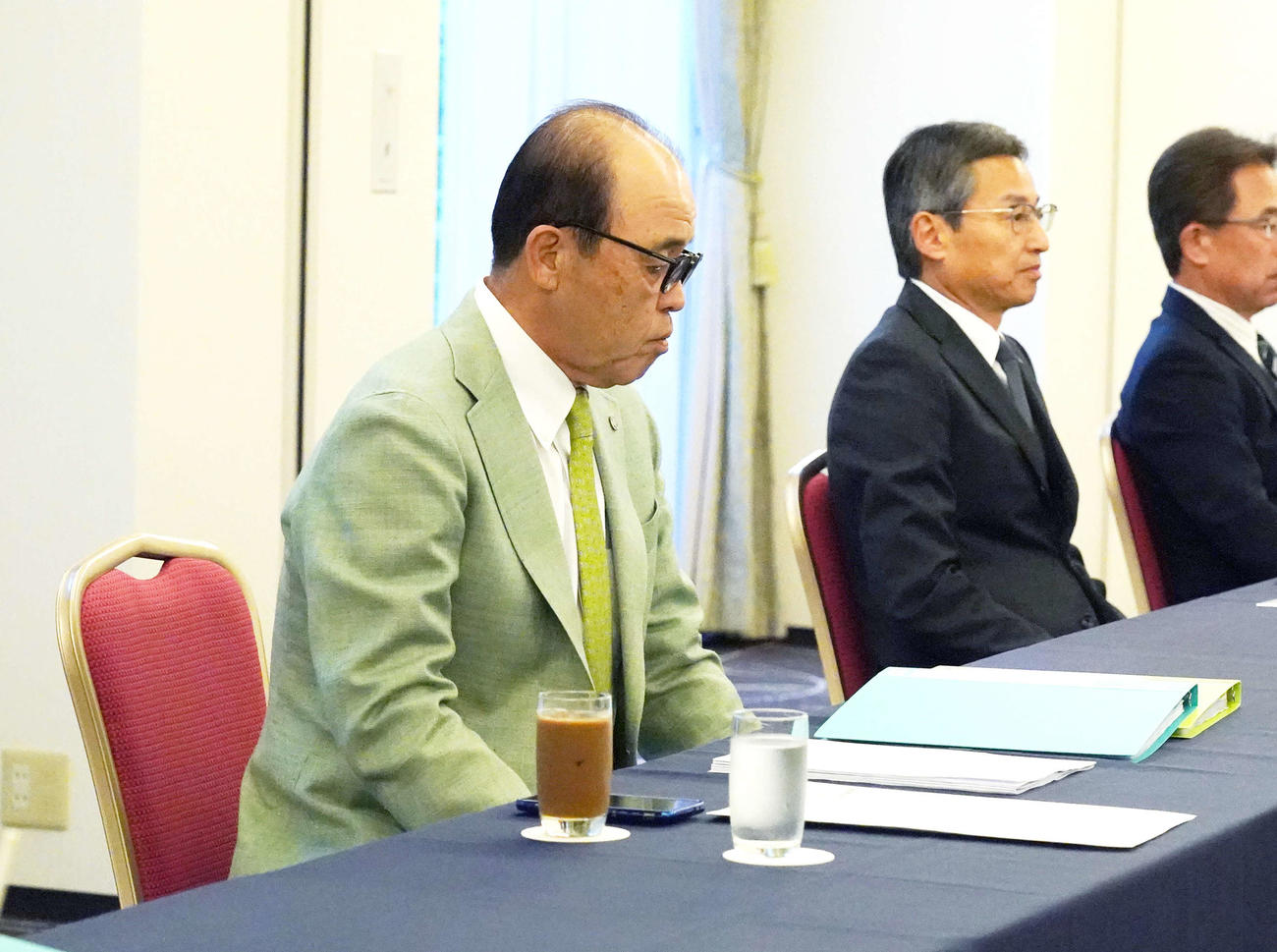 ドラフト会議前日のスカウト会議に臨む阪神岡田監督。右は百北球団社長（撮影・小沢裕）