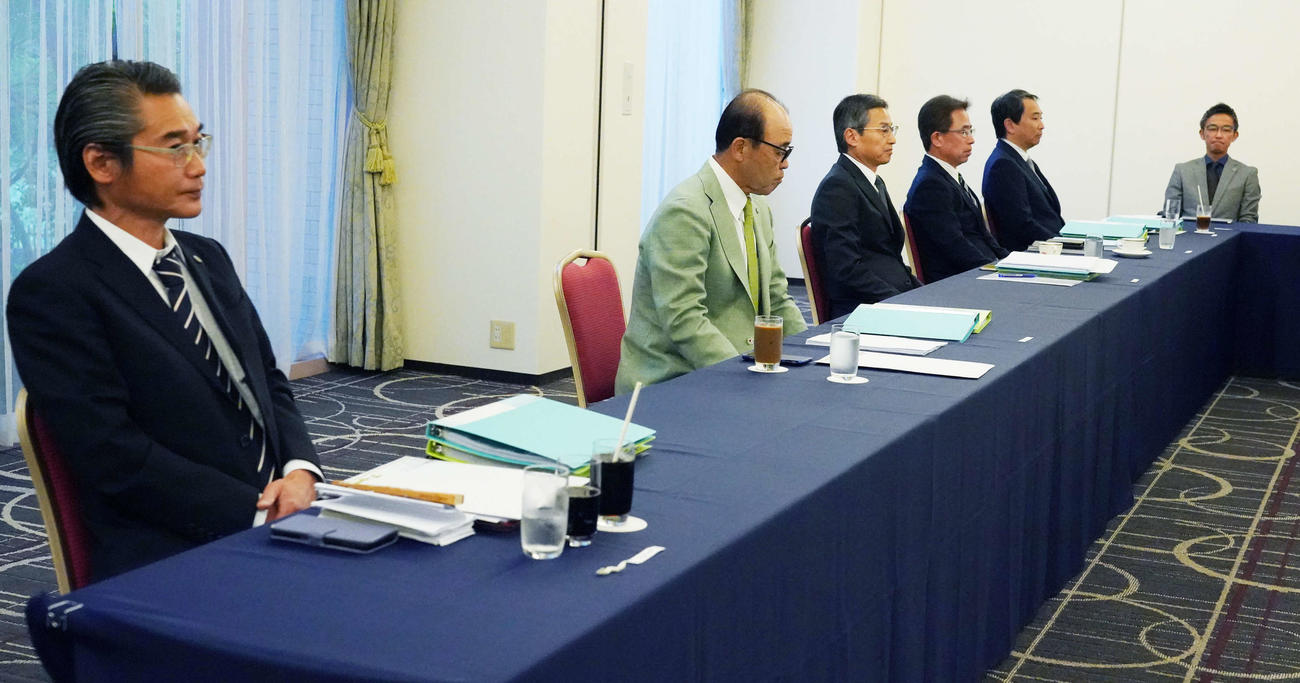 ドラフト会議前日のスカウト会議に臨む阪神の、左から嶌村本部長、岡田監督。右へ百北球団社長、粟井球団副社長、城島常務ら（撮影・小沢裕）