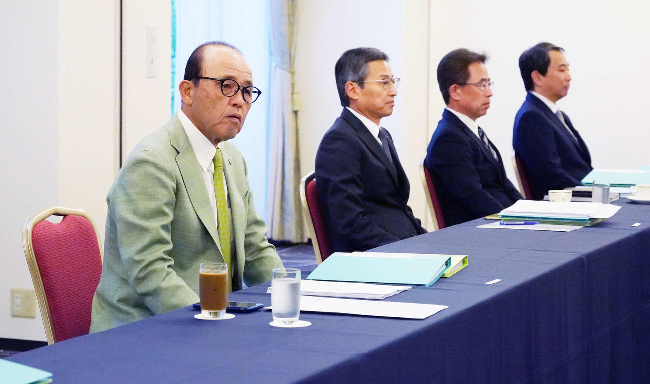 ドラフト会議前日のスカウト会議に臨む阪神岡田監督。右へ百北球団社長、粟井球団副社長、城島常務（撮影・小沢裕）