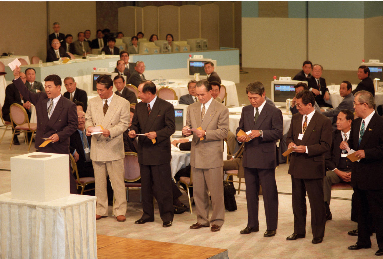 1995年ドラフト会議　「ヨッシャー」福留の交渉権を引き当てた近鉄佐々木恭介監督（左端）は思わず声を上げる。右へ星野仙一、上田利治、長嶋茂雄、江尻亮、仰木彬、野村克也各監督
