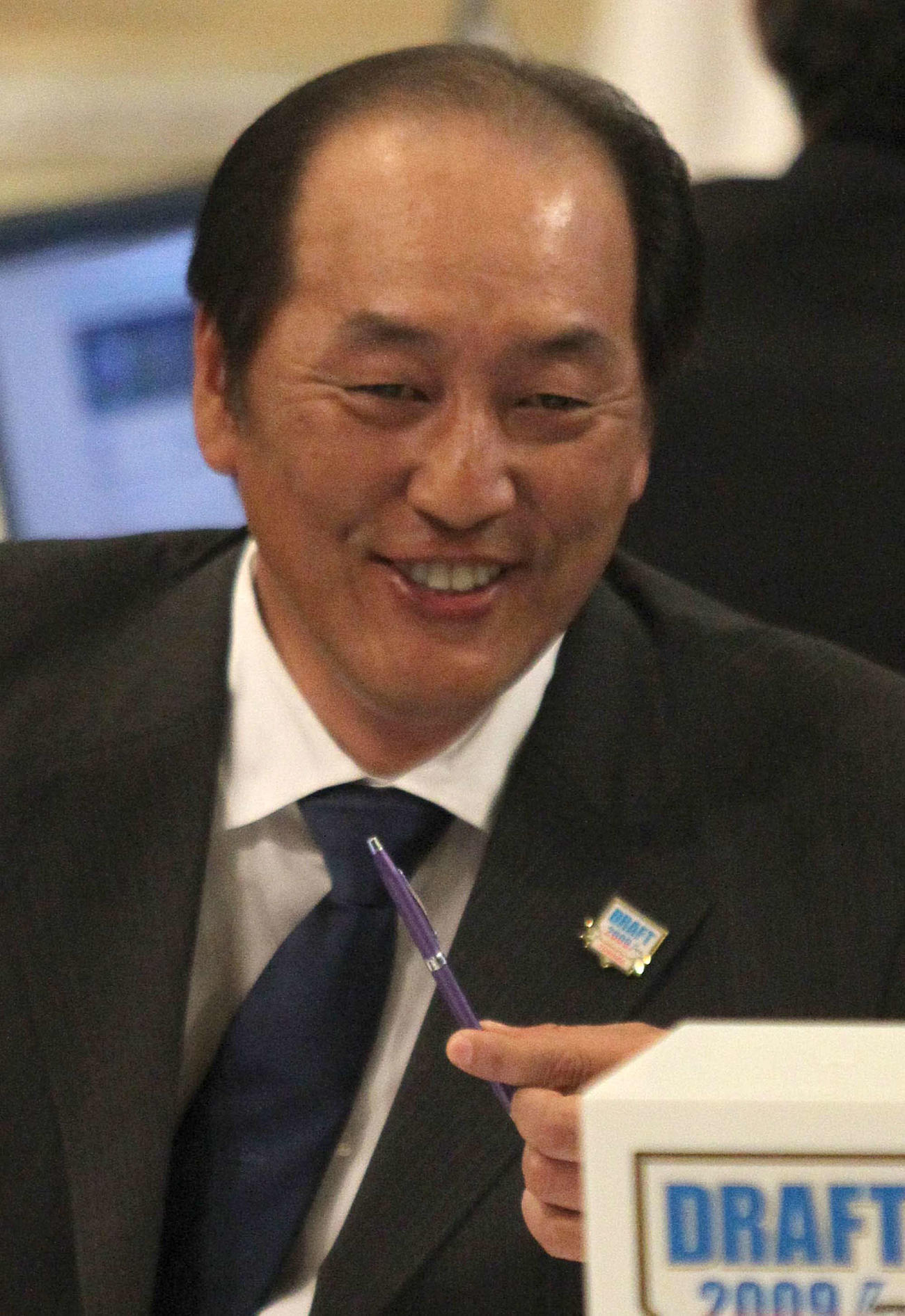 2009年ドラフト会議　6球団の競合の末、西武ライオンズが花巻東・菊池雄星の交渉権を獲得。菊池雄星の交渉権確定カードを引き当て、関係者に紫色のボールペンを見せる渡辺久信監督