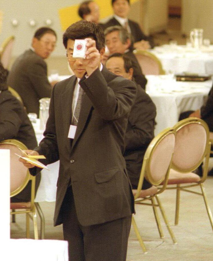 1999年ドラフト会議　広島達川光男監督は河内を当て、たばこのラッキーストライクを出す