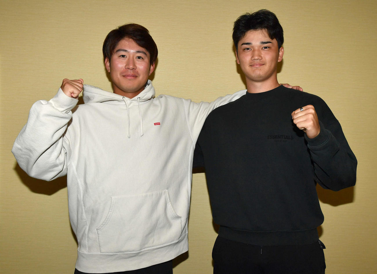 プエルトリコのウインターリーグへの派遣が決まった川村（左）と田上（撮影・岩下翔太）