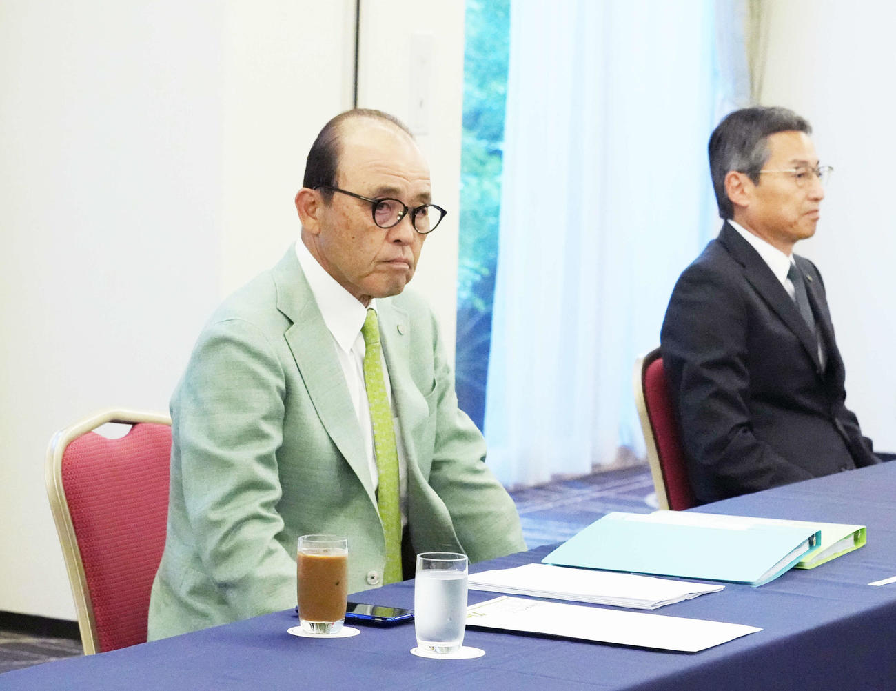 ドラフト会議前日のスカウト会議に臨む阪神岡田監督。右は百北球団社長（撮影・小沢裕）
