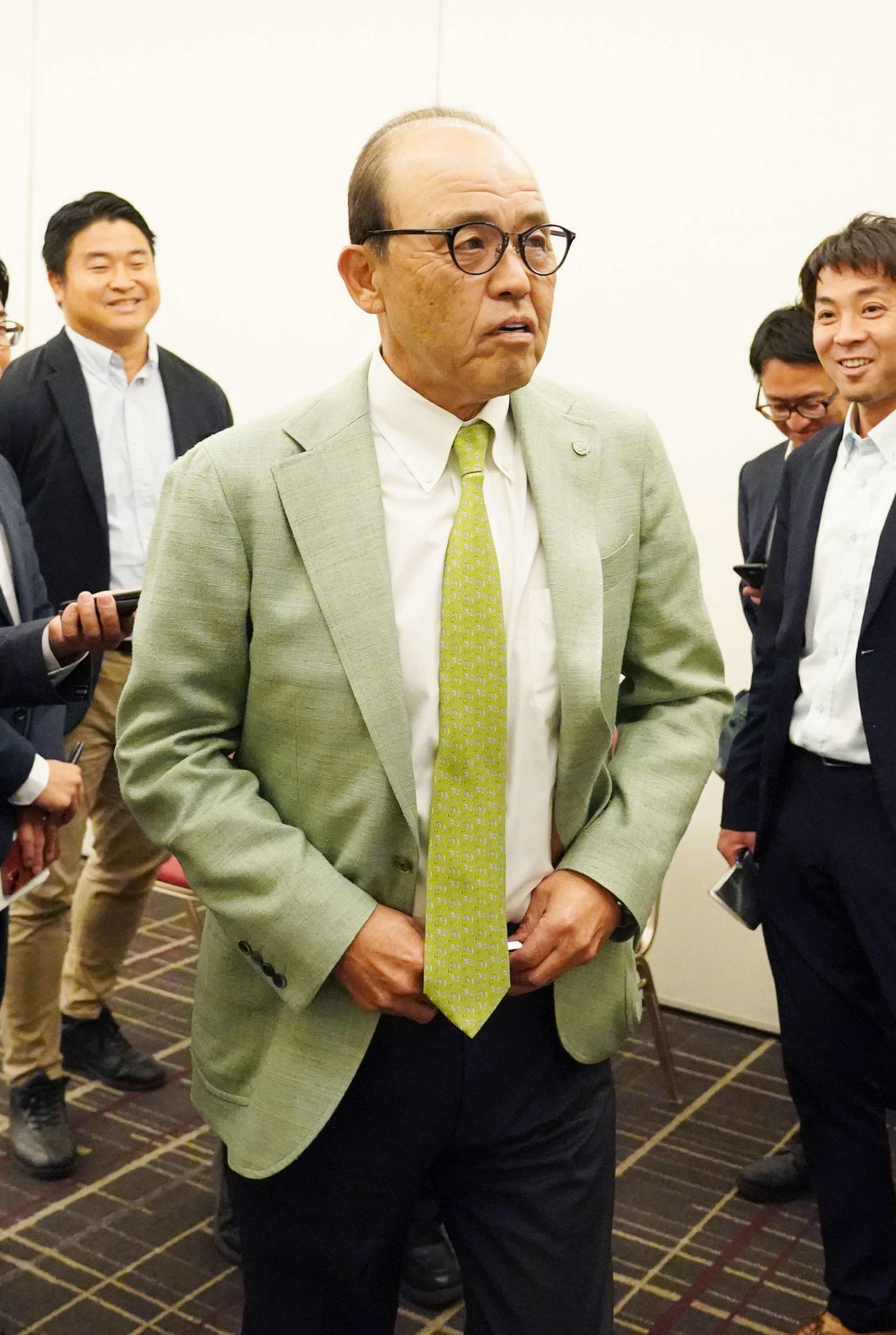 ドラフト会議前日のスカウト会議後に報道陣の囲み取材を終え引き揚げる阪神岡田監督（撮影・小沢裕）