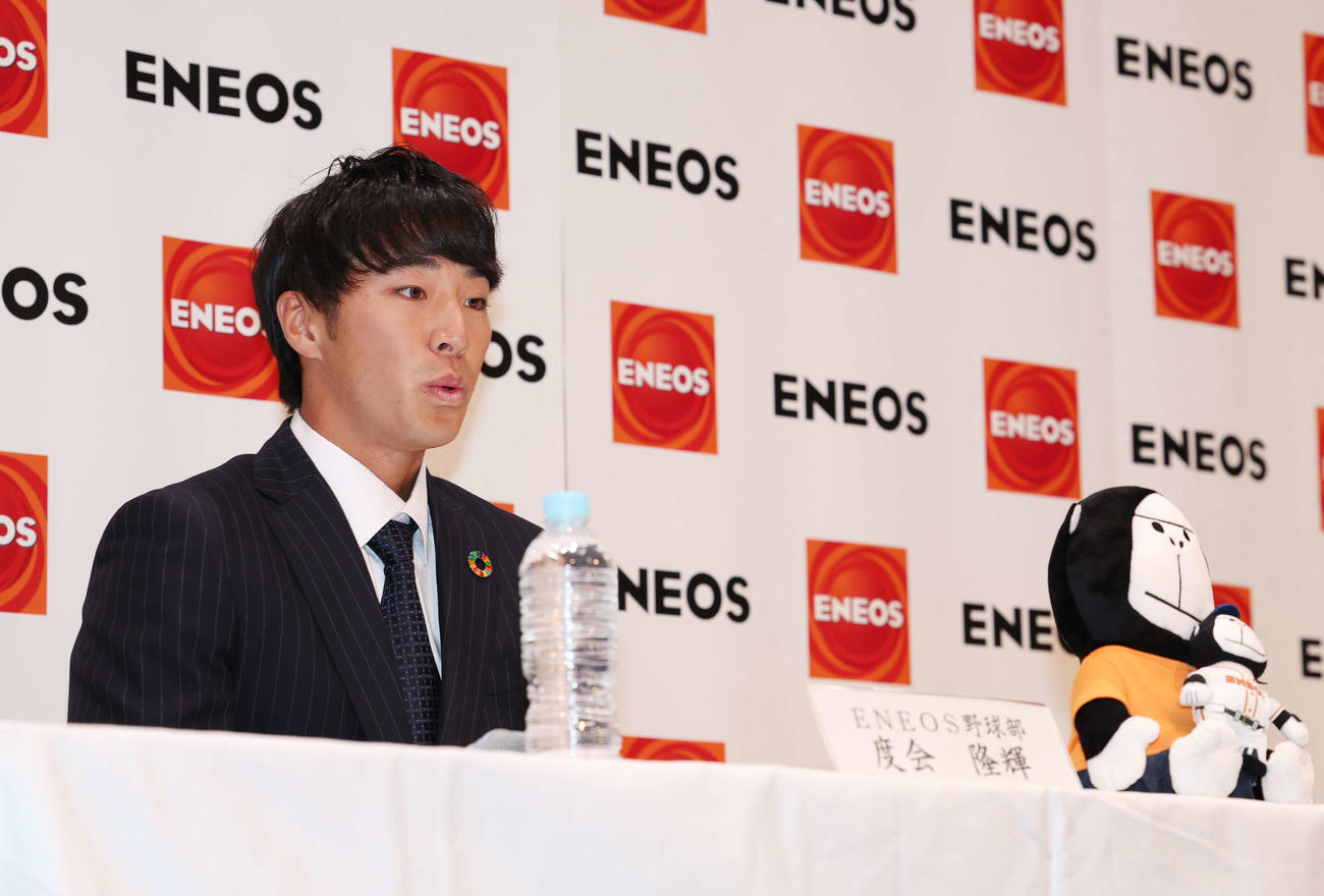 緊張した表情で指名を待つENEOS・度会（撮影・宮地輝）