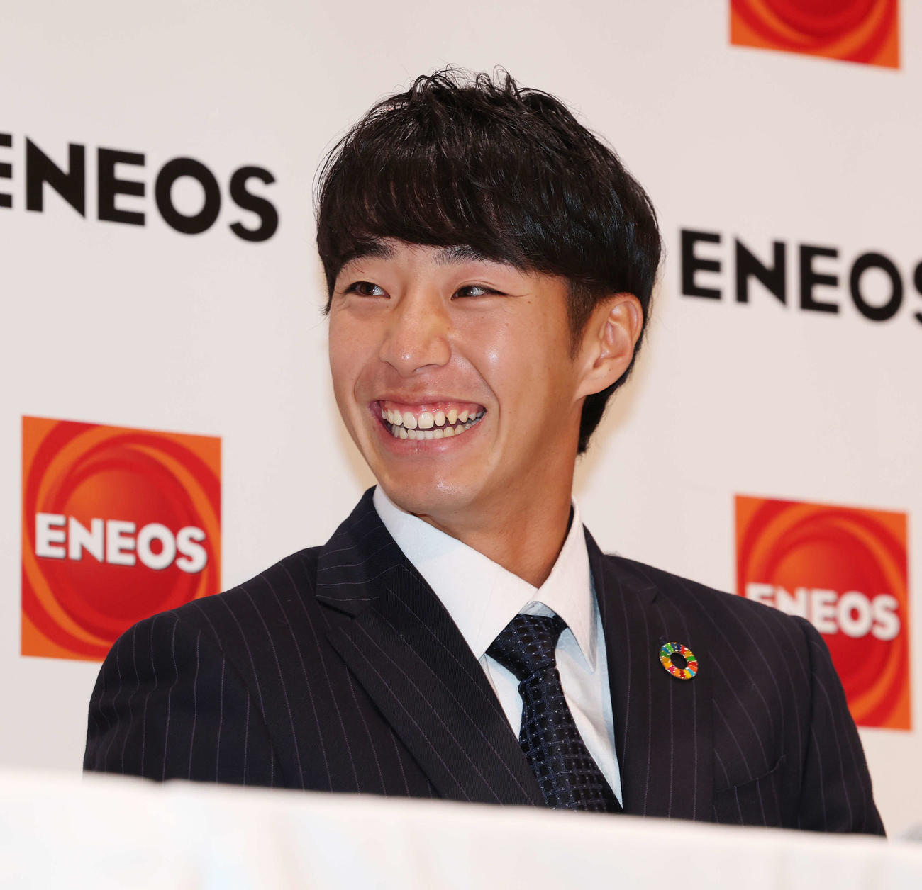 リラックスした表情で指名を待つENEOS・度会（撮影・宮地輝）
