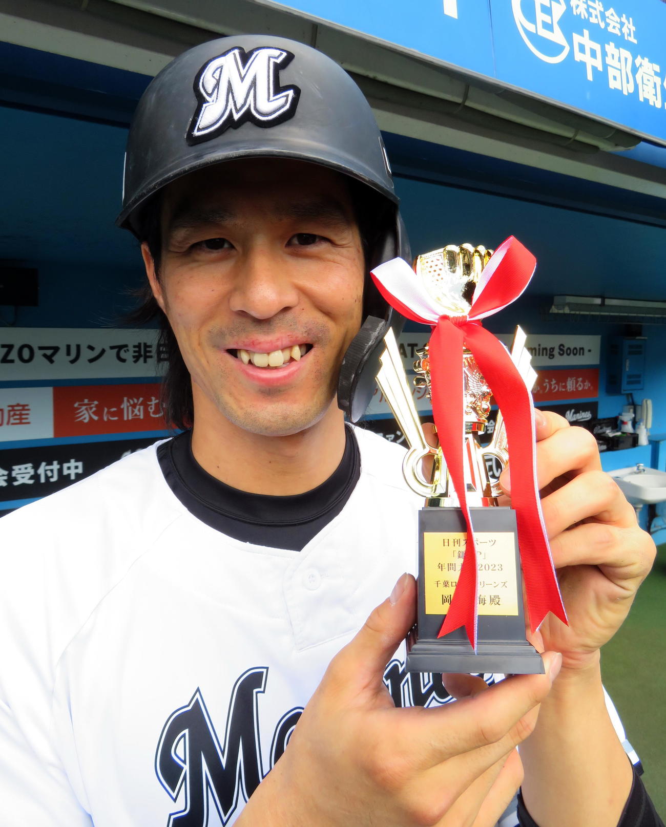 日刊スポーツ新聞社ロッテ担当X企画の「鎌VP」年間大賞を受賞して笑顔を見せるロッテ岡（撮影・鎌田直秀）