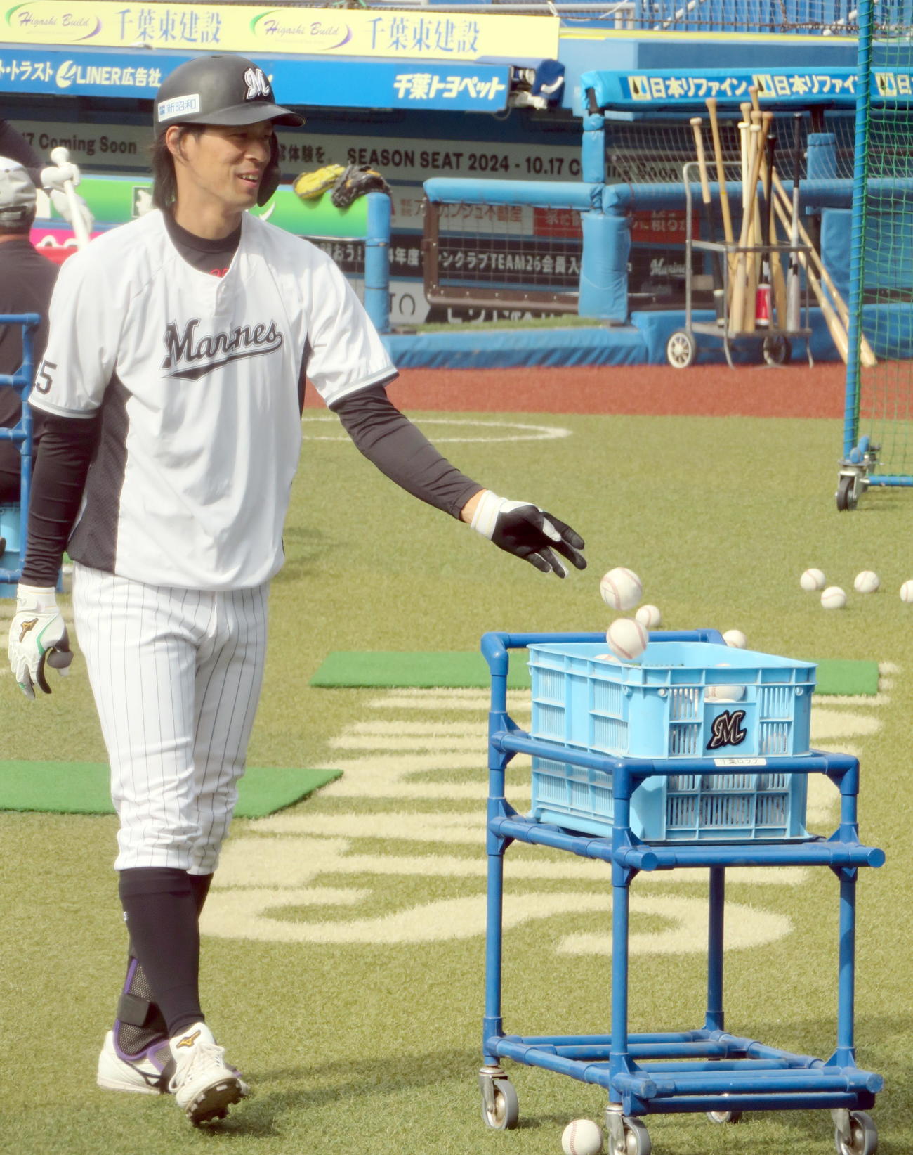 ボールを片付けるロッテ岡（撮影・鎌田直秀）