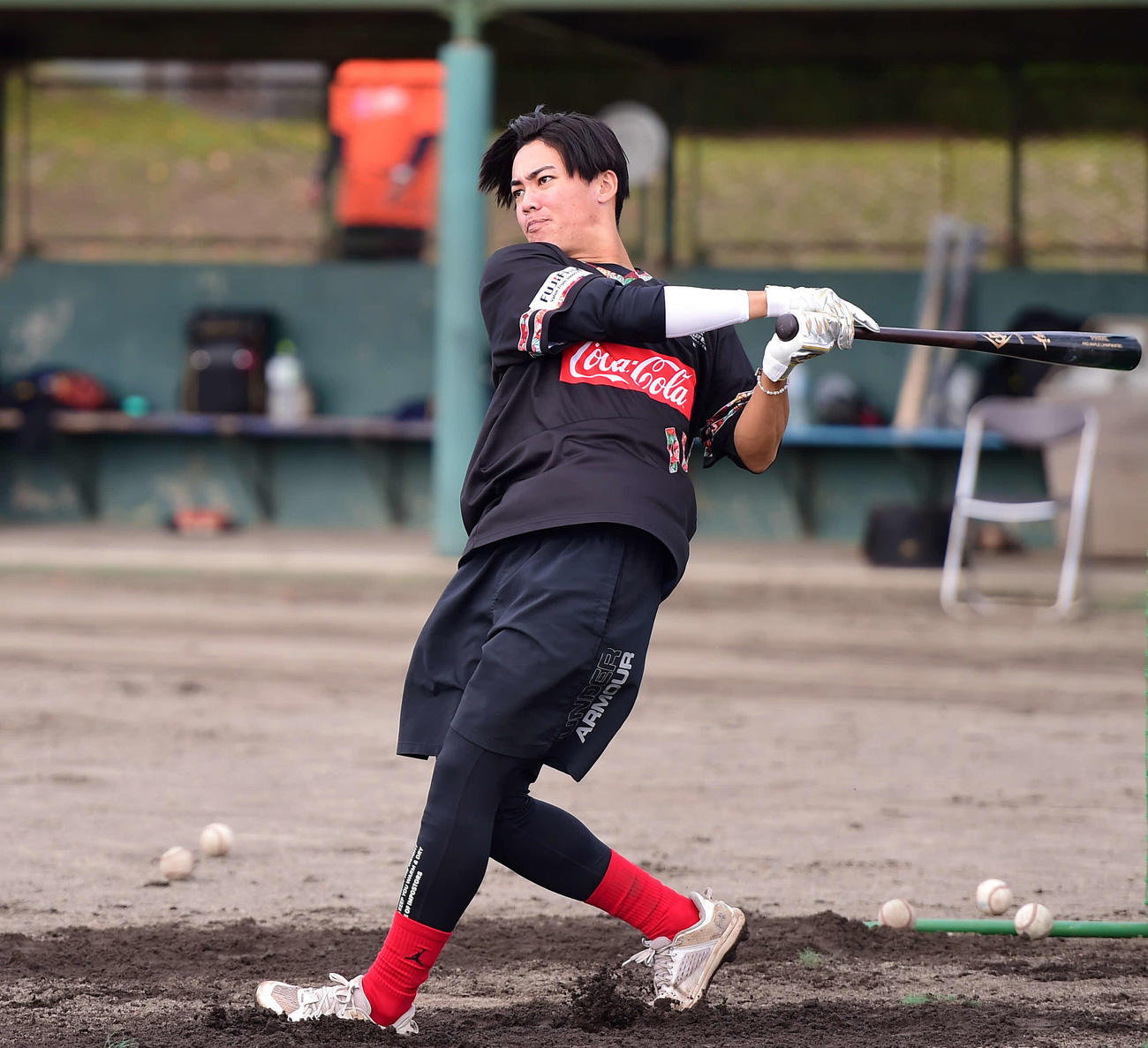 真剣な表情で打撃練習をする伊藤（23日撮影）