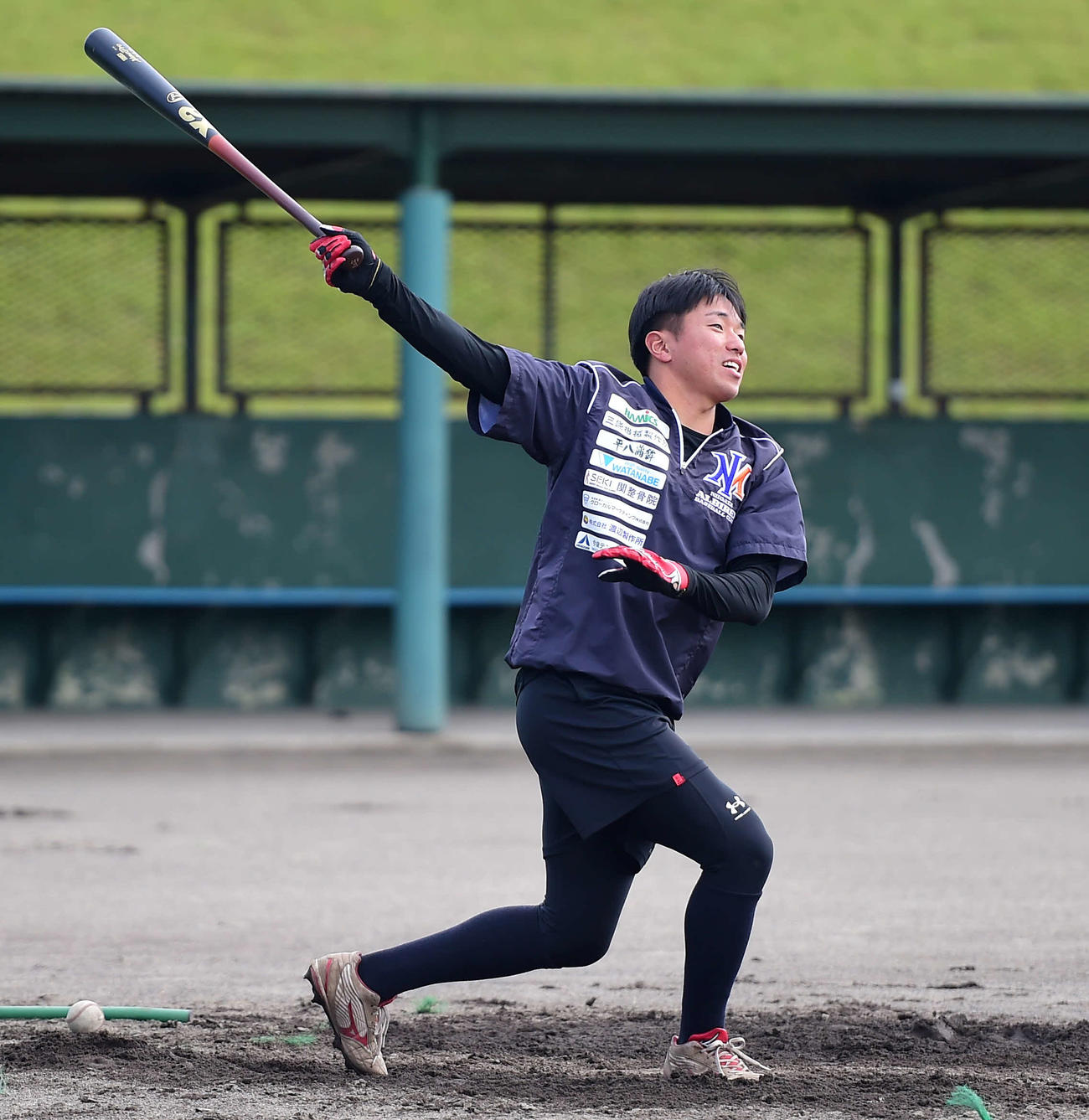 リラックスした表情で打撃練習をする篠田（23日撮影）