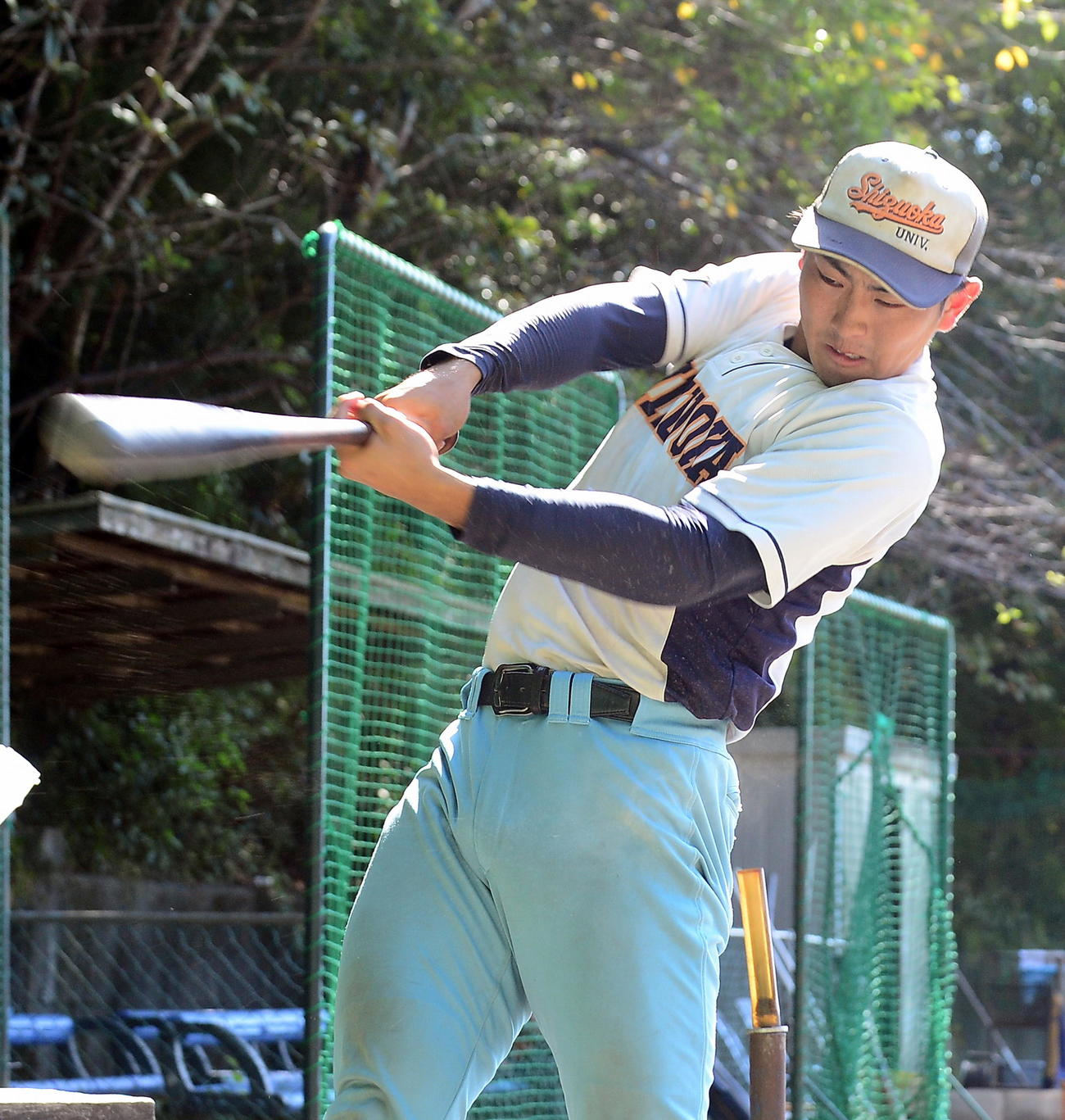 黙々とバットを振り込む静岡大・佐藤