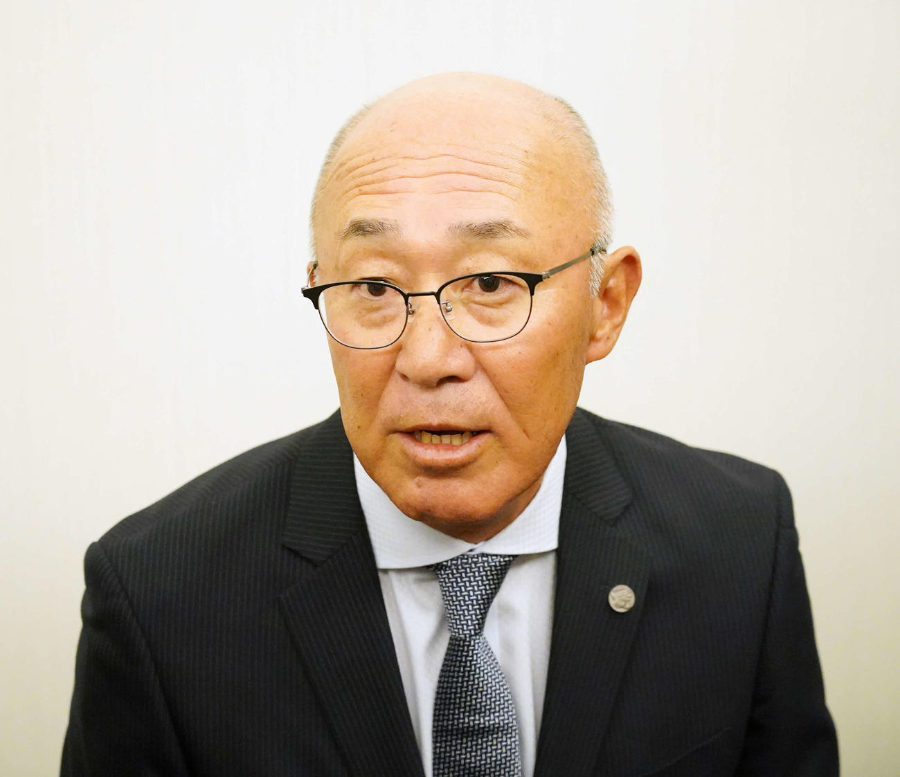 ドラフト会議前日のスカウト会議後に報道陣の囲み取材を受ける阪神畑山統括スカウト（撮影・小沢裕）